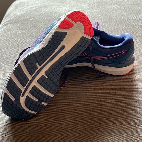 ASICS sneakers size 8 - Picture 2 of 3